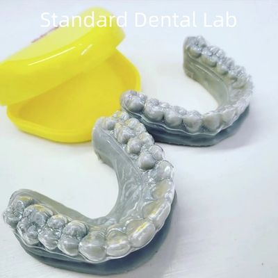 Dents clairs Retenant orthodontique de haute esthétique Laboratoire dentaire standard